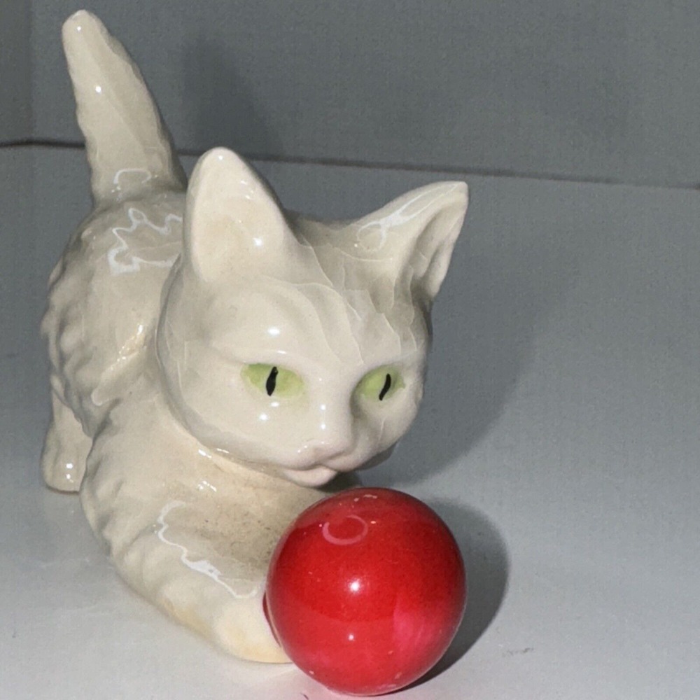 Goebel W.Germany White Cat Kitten RED Ball 3"‎ Long